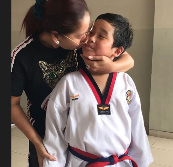 Tunggui anak taekwondo, Inul & suami makan sambil gelesot tanpa alas