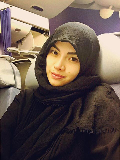 6 Pesona Nikita Mirzani dengan balutan hijab, cantiknya bikin pangling