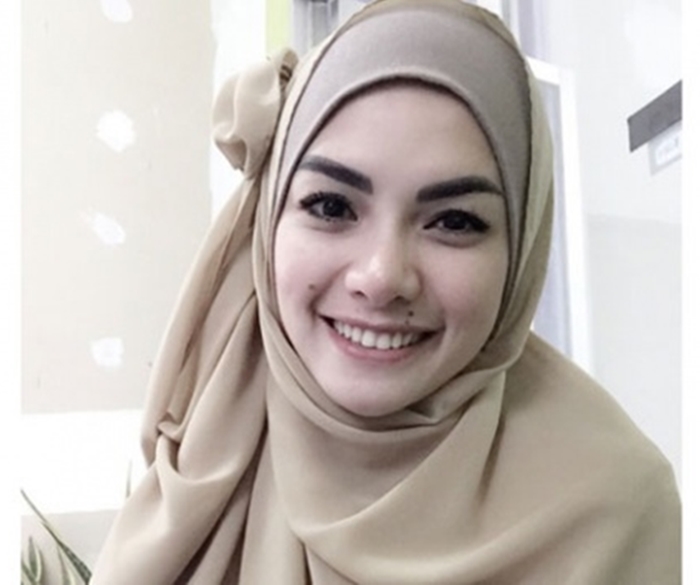 6 Pesona Nikita Mirzani dengan balutan hijab, cantiknya bikin pangling