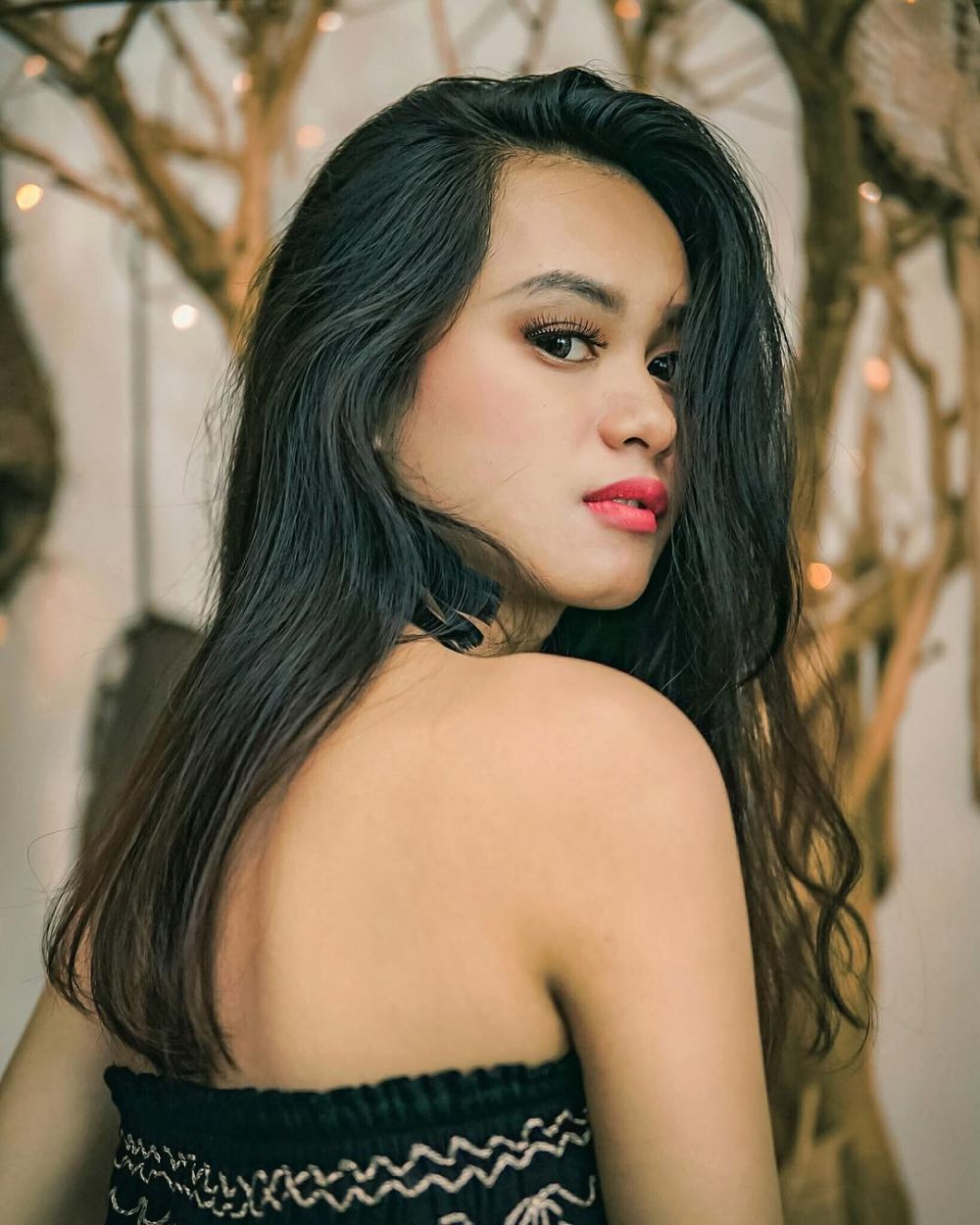 10 Pose seksi Ulfi Damayanti, anak Elly Sugigi yang memesona