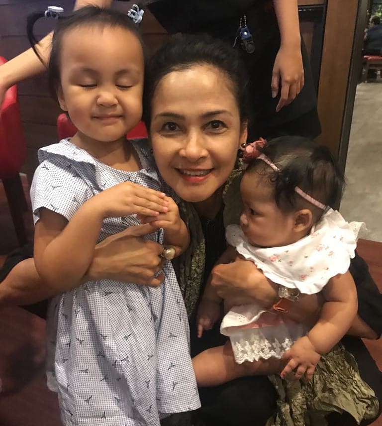 10 Potret Delly Malik, ibu Dimas Anggara yang tak kalah hits