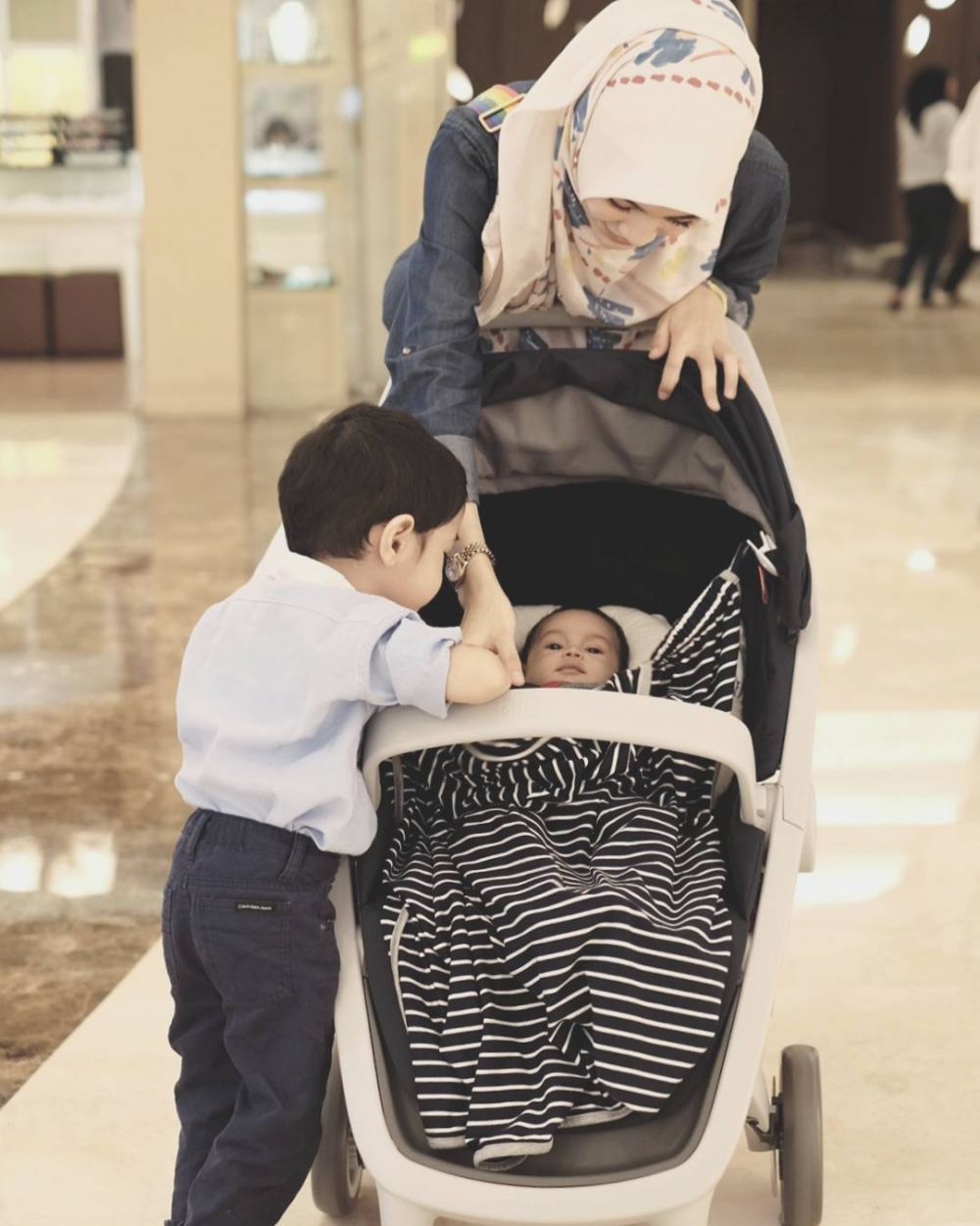 Jadi mama muda, ini 10 gaya Alyssa Soebandono momong dua buah hatinya