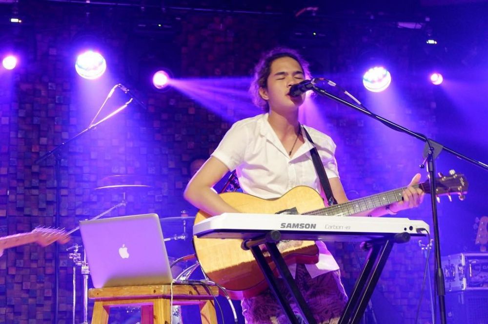 Fokus bermusik, ini 10 gaya kece Dul Jaelani memetik gitar