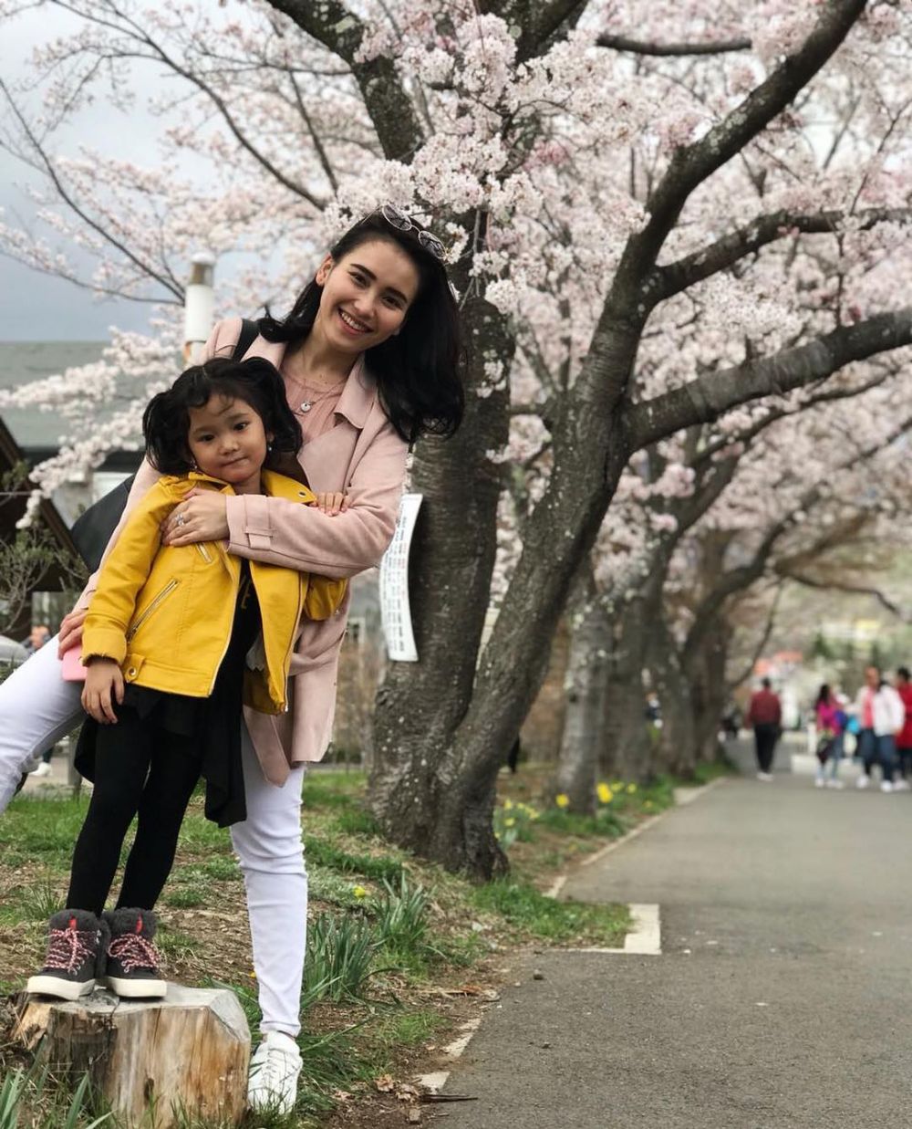 7 Seleb cantik ini melahirkan buah hati usai bercerai dengan suami