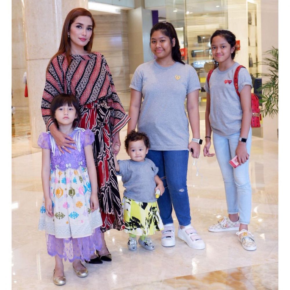 7 Seleb cantik ini melahirkan buah hati usai bercerai dengan suami