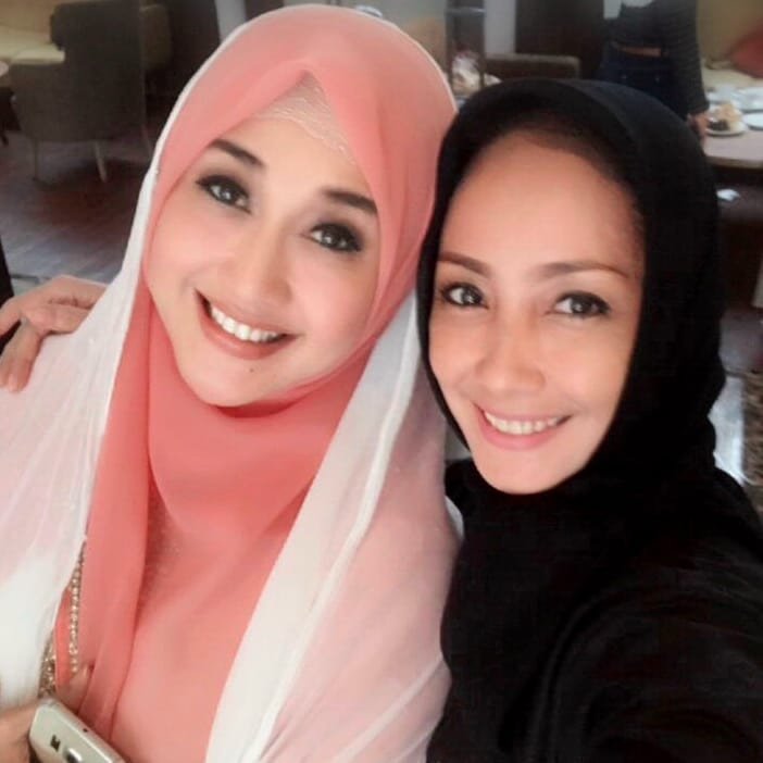 10 Potret cantik Paramitha Rusady saat berhijab, senyumnya meneduhkan