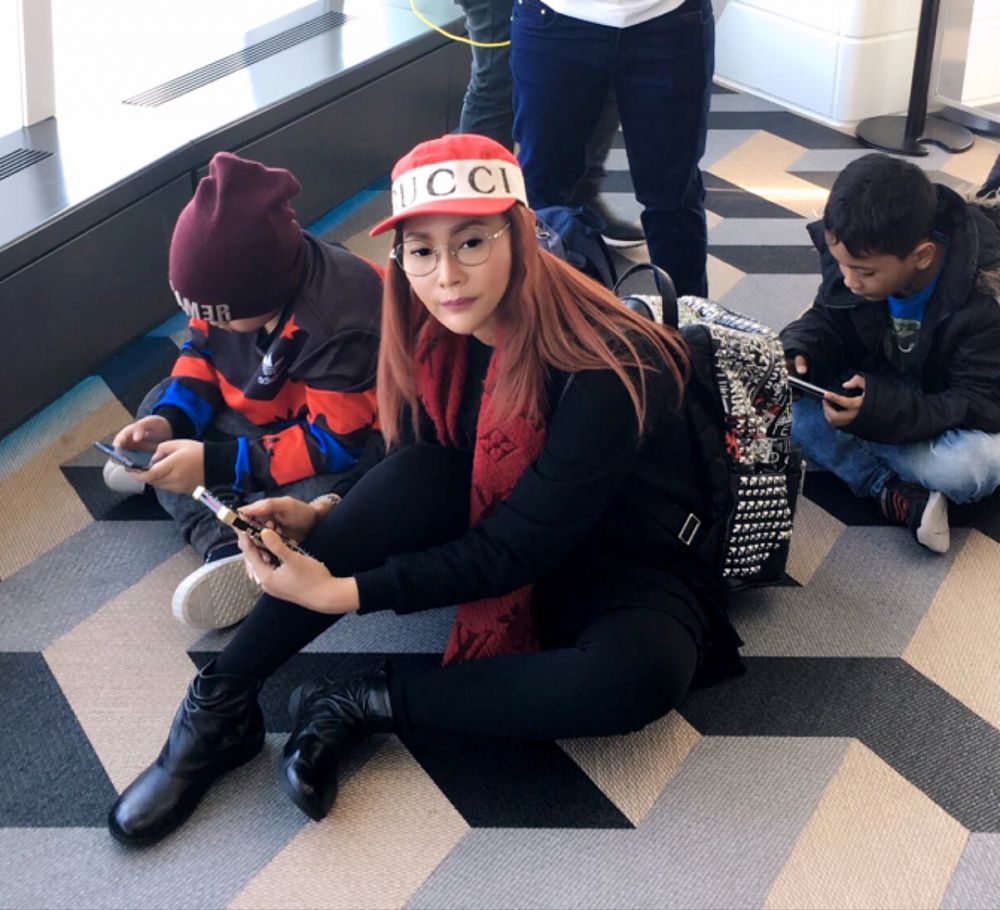 7 Gaya kesederhanaan Inul dan keluarga, makan sambil gelesot