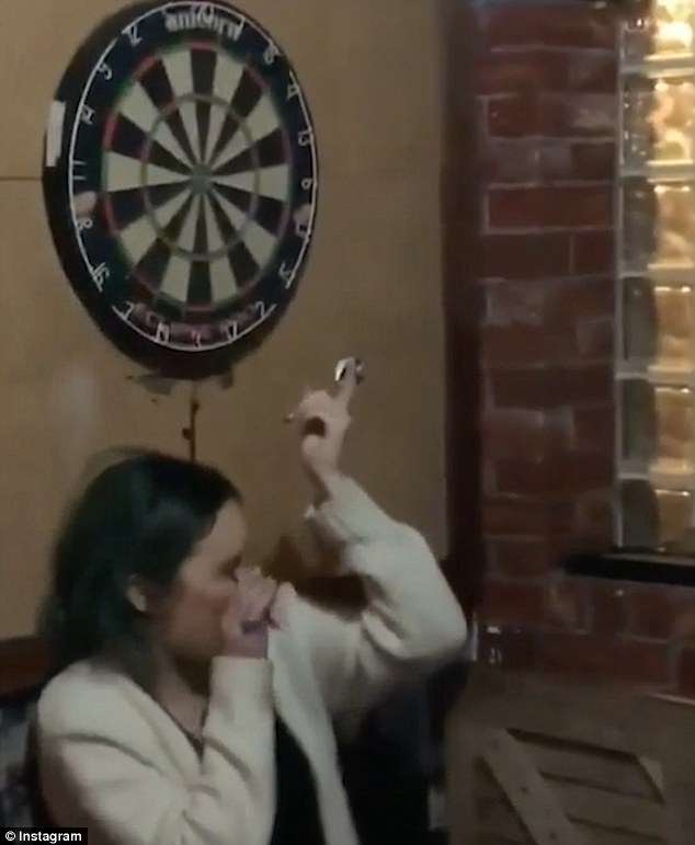 Detik-detik mata wanita tertancap anak panah dart ini ngeri parah