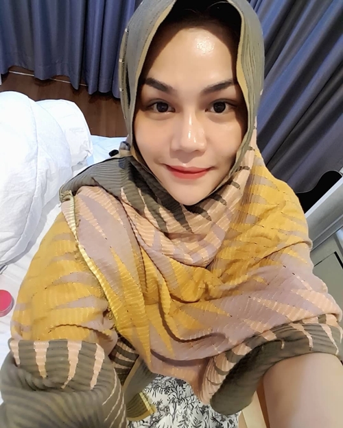 Mengaku ingin jadi mualaf, ini 7 potret DJ Butterfly saat pakai hijab