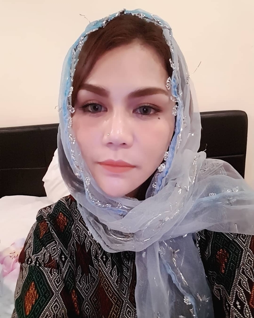 Mengaku ingin jadi mualaf, ini 7 potret DJ Butterfly saat pakai hijab