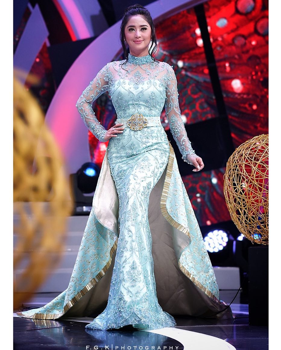 Adu gaya 6 pedangdut pakai gaun saat jadi juri, siapa paling kece?