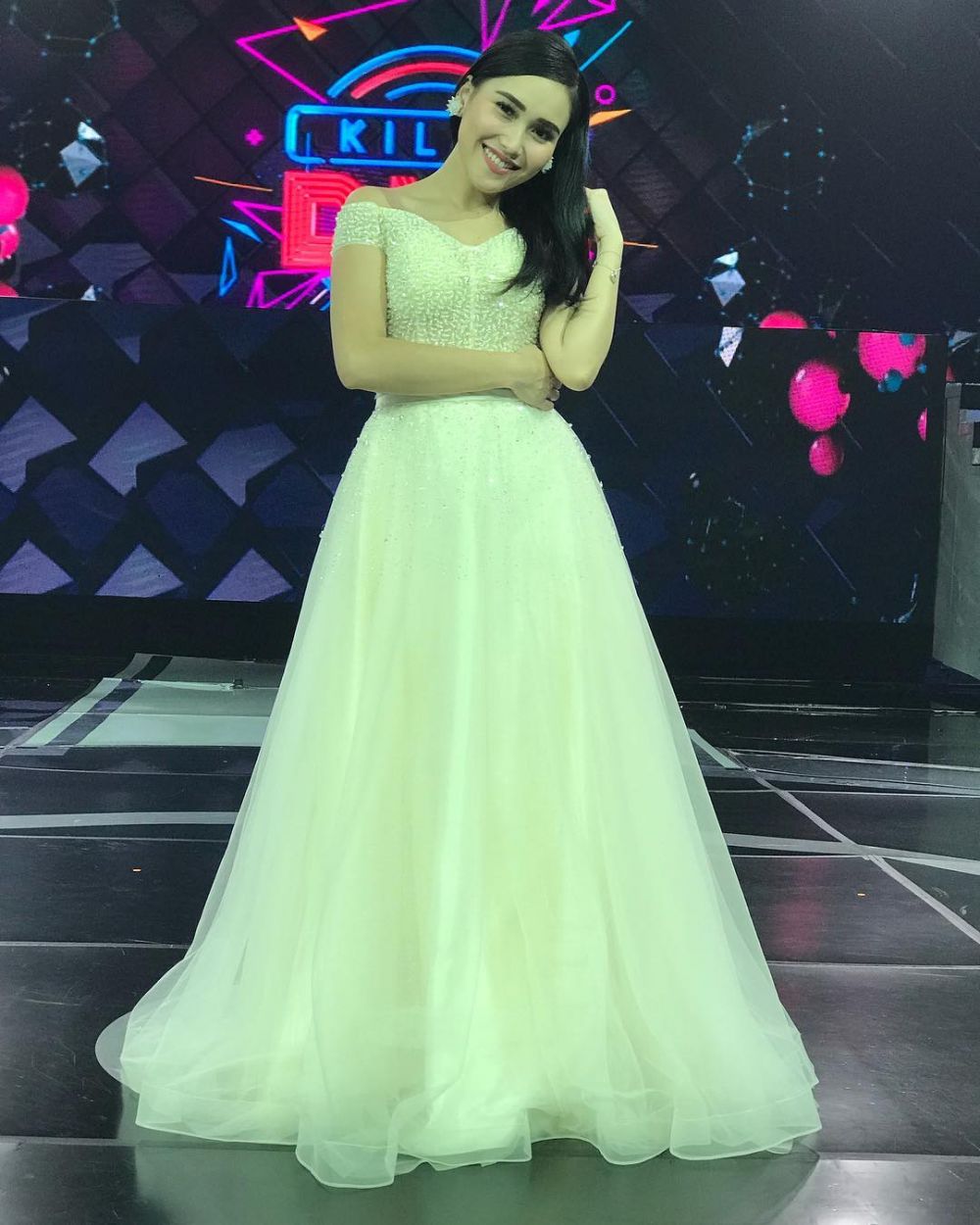 Adu gaya 6 pedangdut pakai gaun saat jadi juri, siapa paling kece?