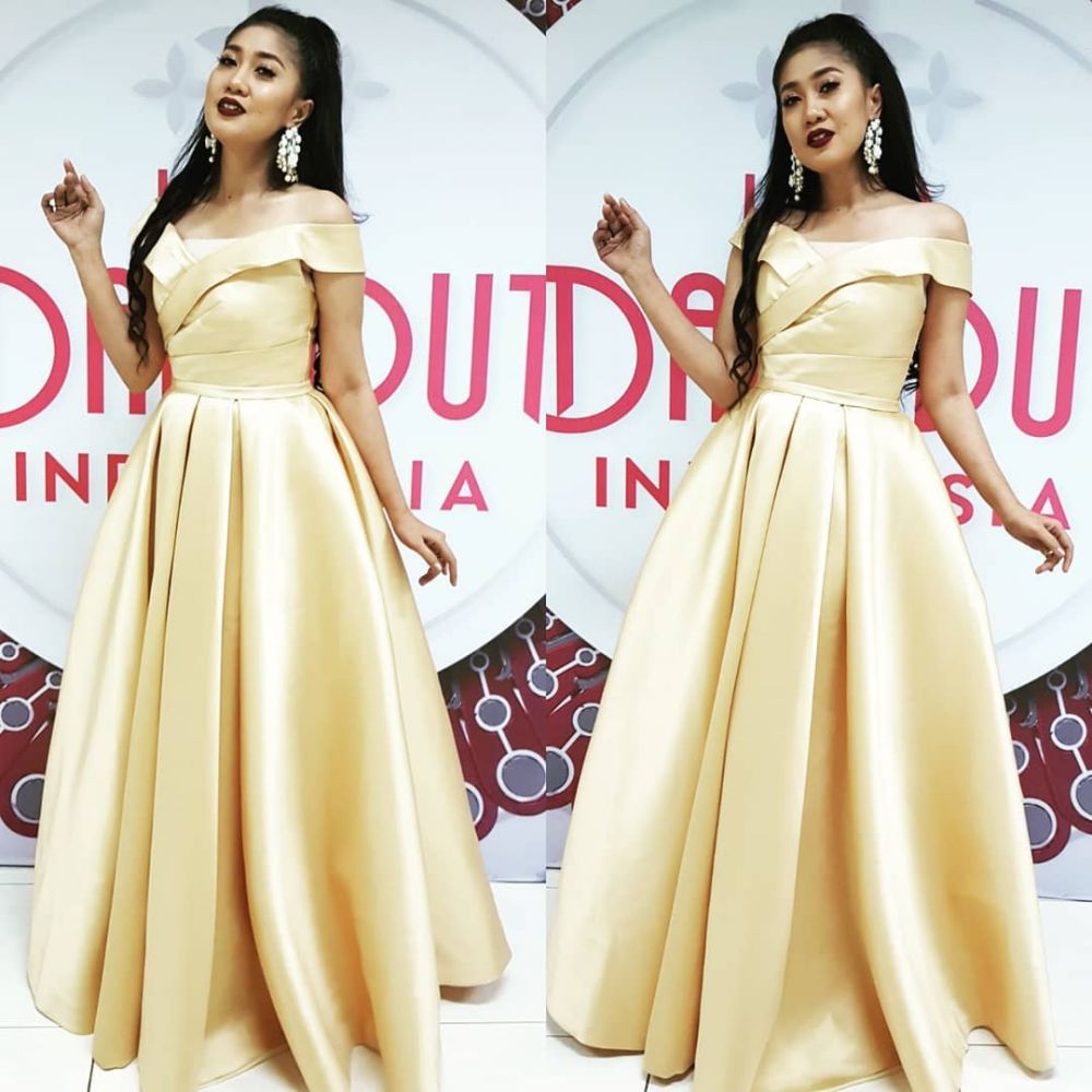 Adu gaya 6 pedangdut pakai gaun saat jadi juri, siapa paling kece?