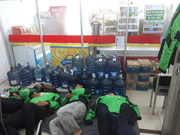 Potret 10 driver ojol istirahat sembarang tempat, berat perjuangannya