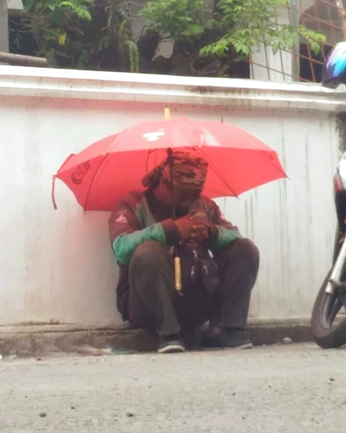 Potret 10 driver ojol istirahat sembarang tempat, berat perjuangannya