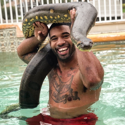 10 Potret Mike Holston bareng hewan liar, Tarzan di dunia nyata nih