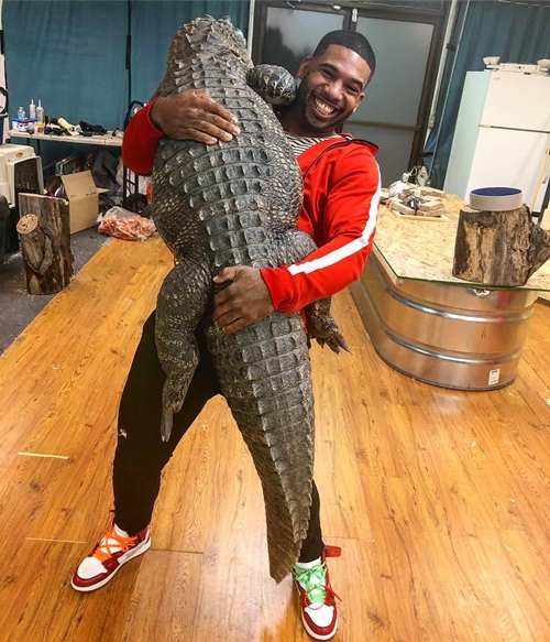 10 Potret Mike Holston bareng hewan liar, Tarzan di dunia nyata nih