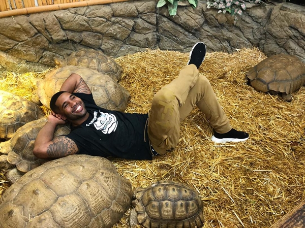 10 Potret Mike Holston bareng hewan liar, Tarzan di dunia nyata nih