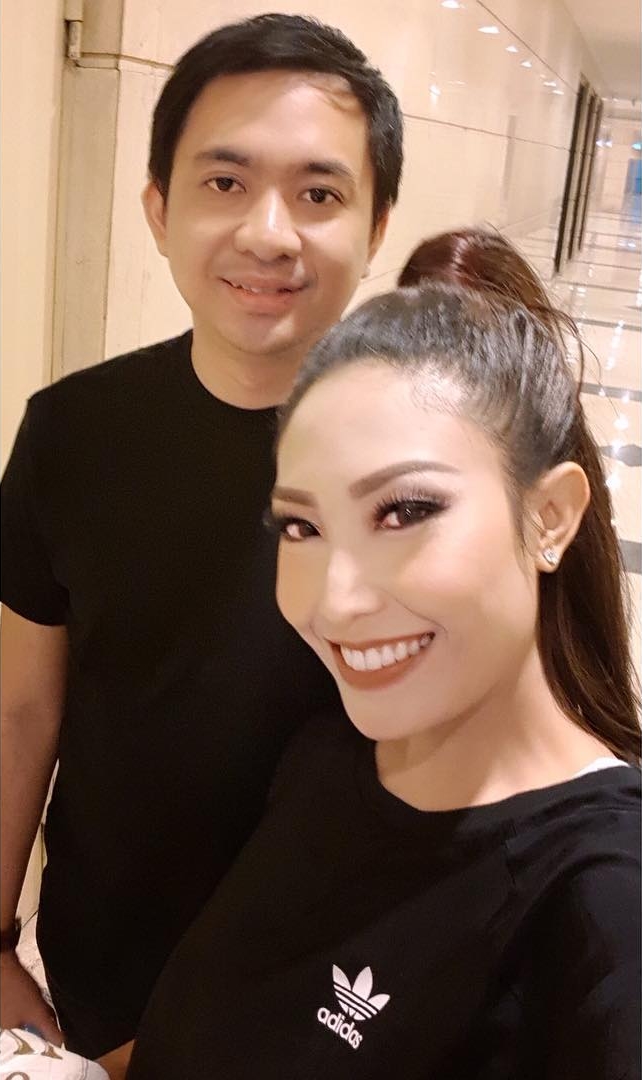 Dikenal sebagai pasangan kocak, ini 10 momen romantis Ayu Dewi & suami