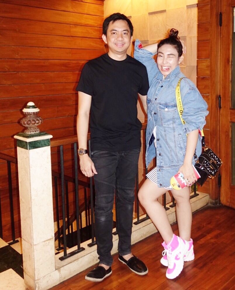 Dikenal sebagai pasangan kocak, ini 10 momen romantis Ayu Dewi & suami