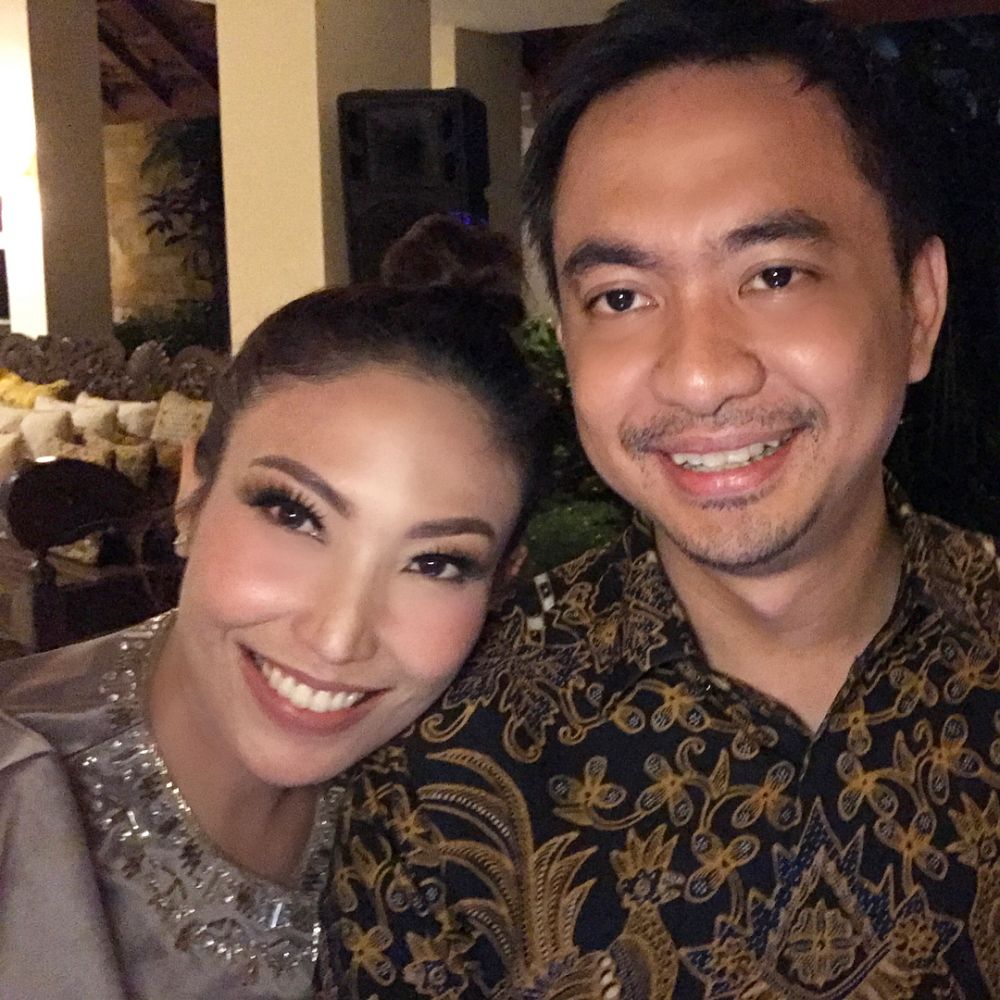 Dikenal sebagai pasangan kocak, ini 10 momen romantis Ayu Dewi & suami