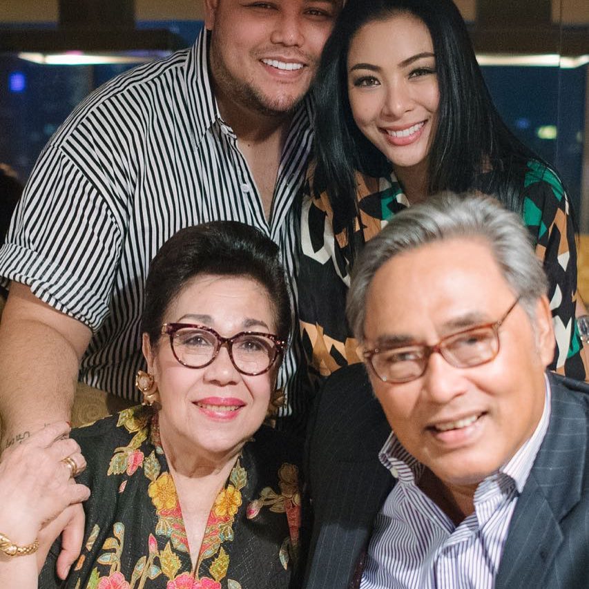 Direstui, ini 7 momen hangat Faye Malisorn dan orangtua Ivan Gunawan