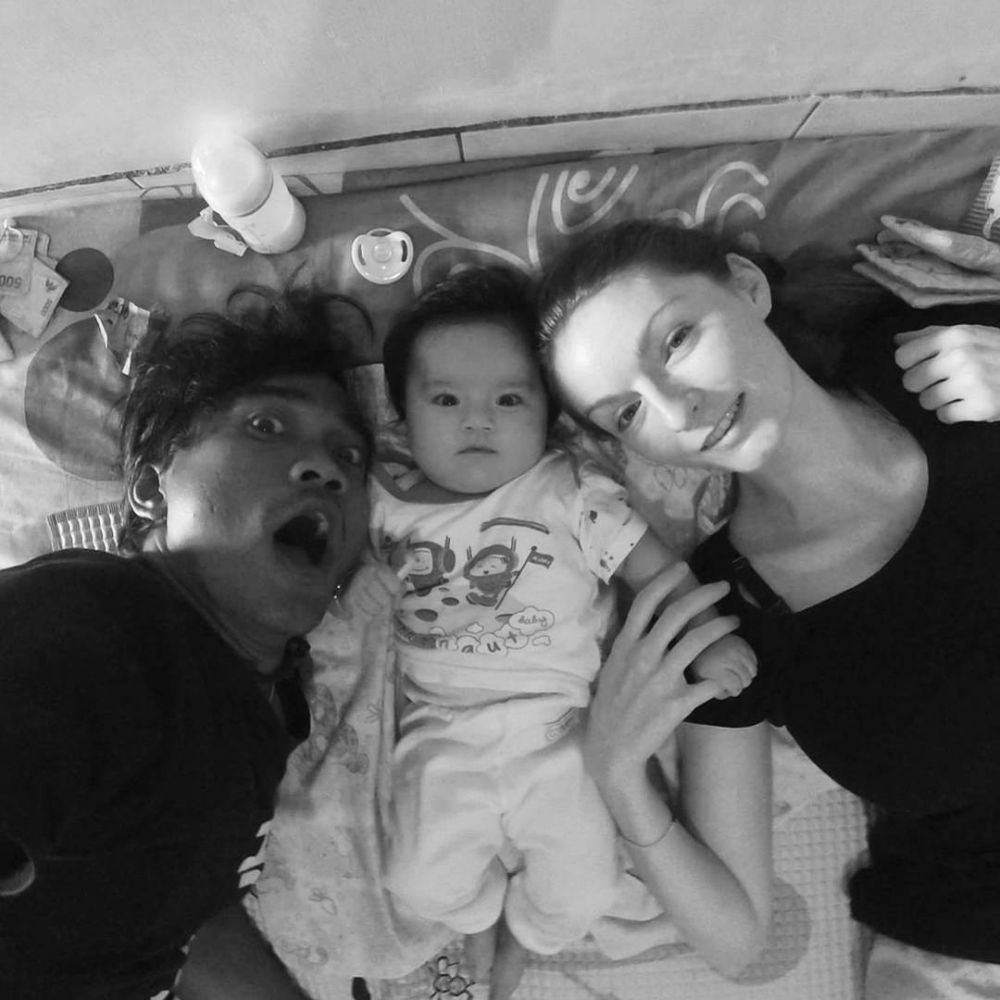 Menikah dengan bule, ini 10 potret hangat keluarga Bayu Kumbara