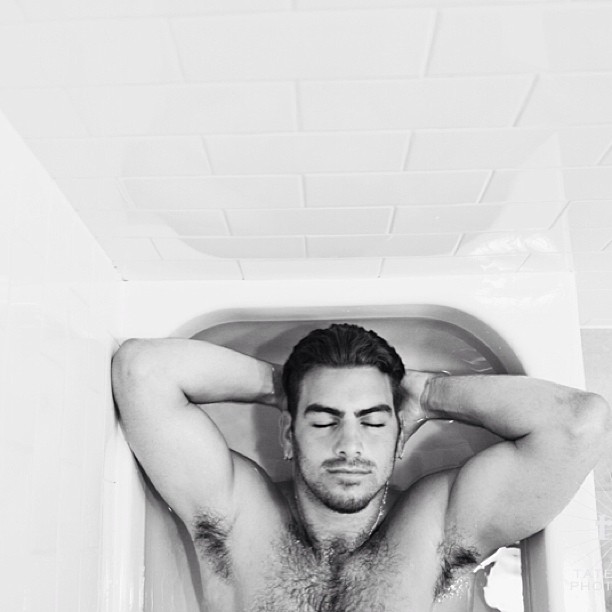10 Potret Nyle DiMarco, model ganteng yang juga aktivis tunarungu