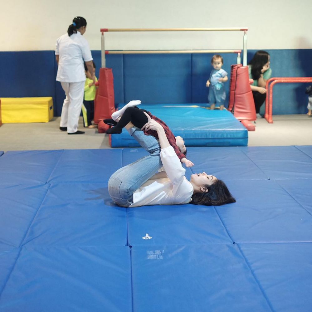 Gaya 6 seleb saat ajak balitanya latihan yoga, kompak banget