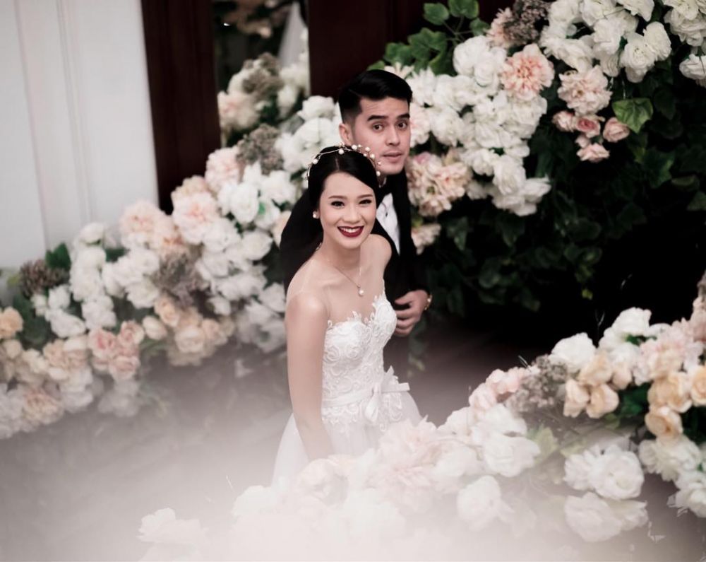 Berteman 14 tahun & nikah, ini 10 momen mesra Amanda Zevannya & suami