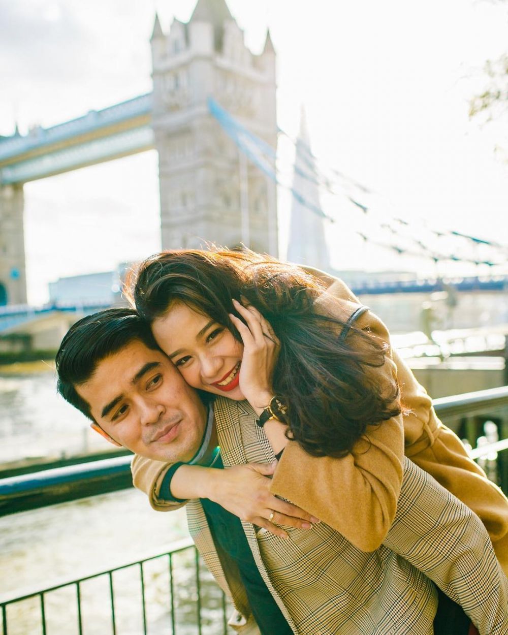 Berteman 14 tahun & nikah, ini 10 momen mesra Amanda Zevannya & suami