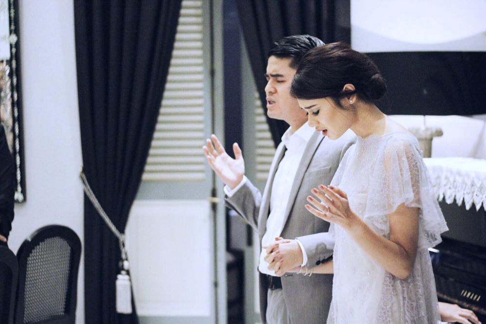 Berteman 14 tahun & nikah, ini 10 momen mesra Amanda Zevannya & suami