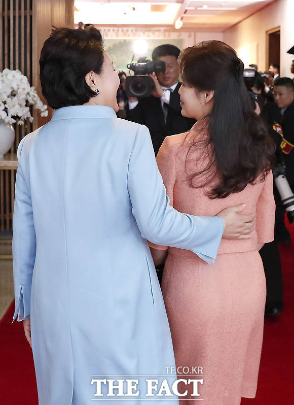 Bertemu pertama kali, ini 7 momen keakraban Ibu Negara Korsel & Korut