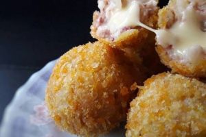 Resep mudah macaroni cheese ball yang renyah di luar & lembut di dalam