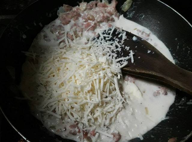 Resep mudah macaroni cheese ball yang renyah di luar & lembut di dalam