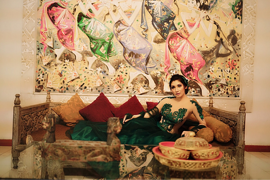 8 Potret Baby Margaretha pakai gaun hijau, seksinya bikin panas dingin