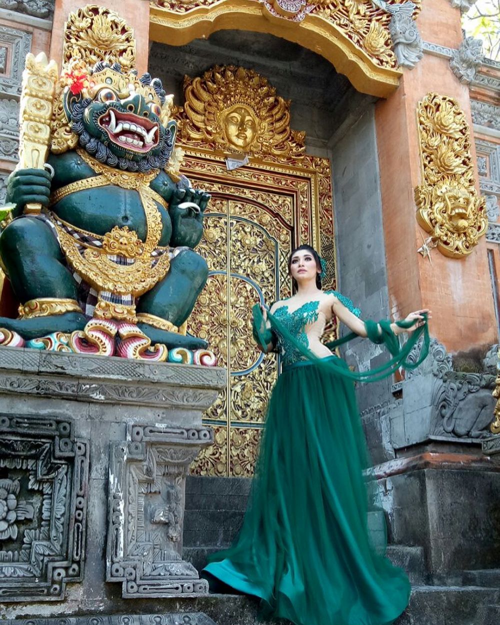 8 Potret Baby Margaretha pakai gaun hijau, seksinya bikin panas dingin