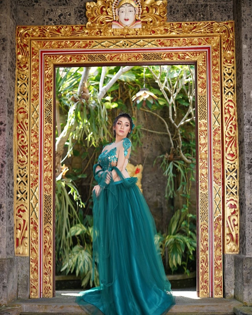 8 Potret Baby Margaretha pakai gaun hijau, seksinya bikin panas dingin