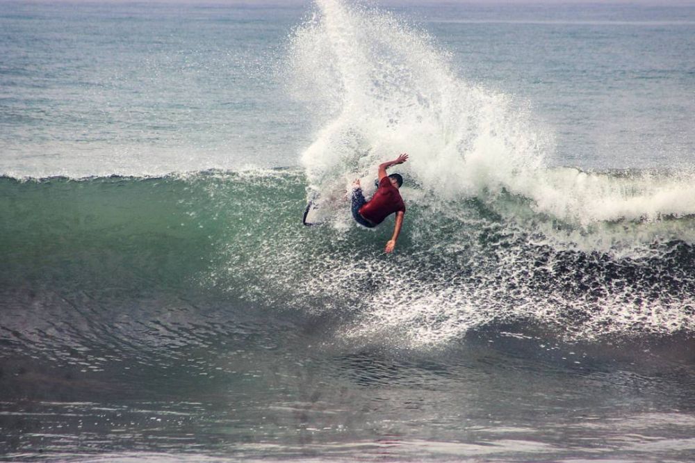 8 Gaya keren Hamish Daud saat berselancar, lihai taklukan ombak