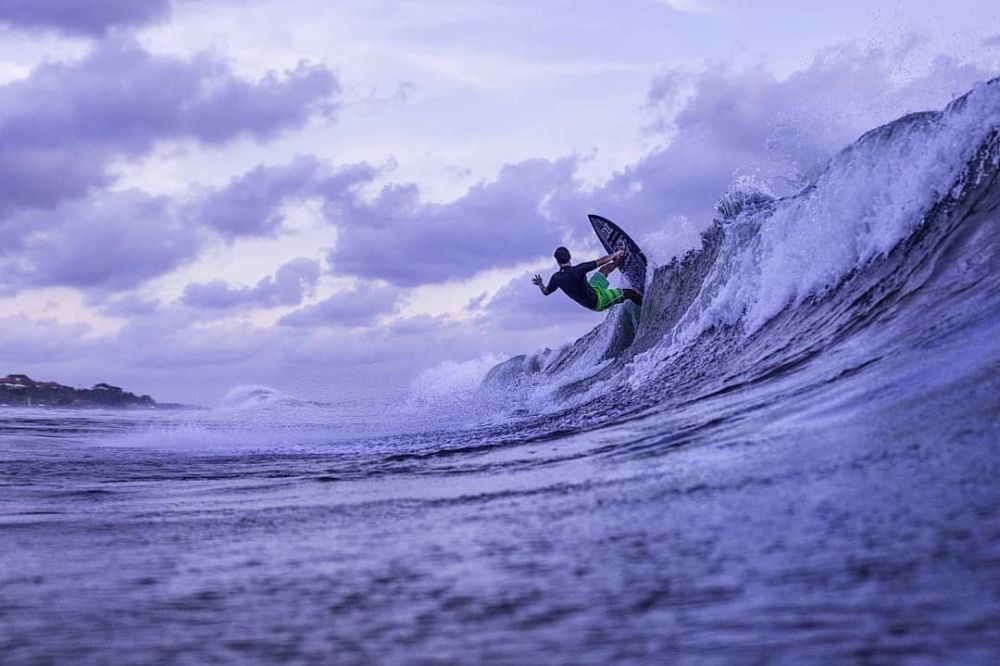 8 Gaya keren Hamish Daud saat berselancar, lihai taklukan ombak