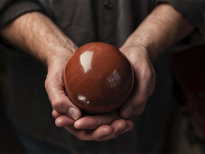 Keren abis, ini 10 potret pembuatan bola bundar sempurna dari tanah