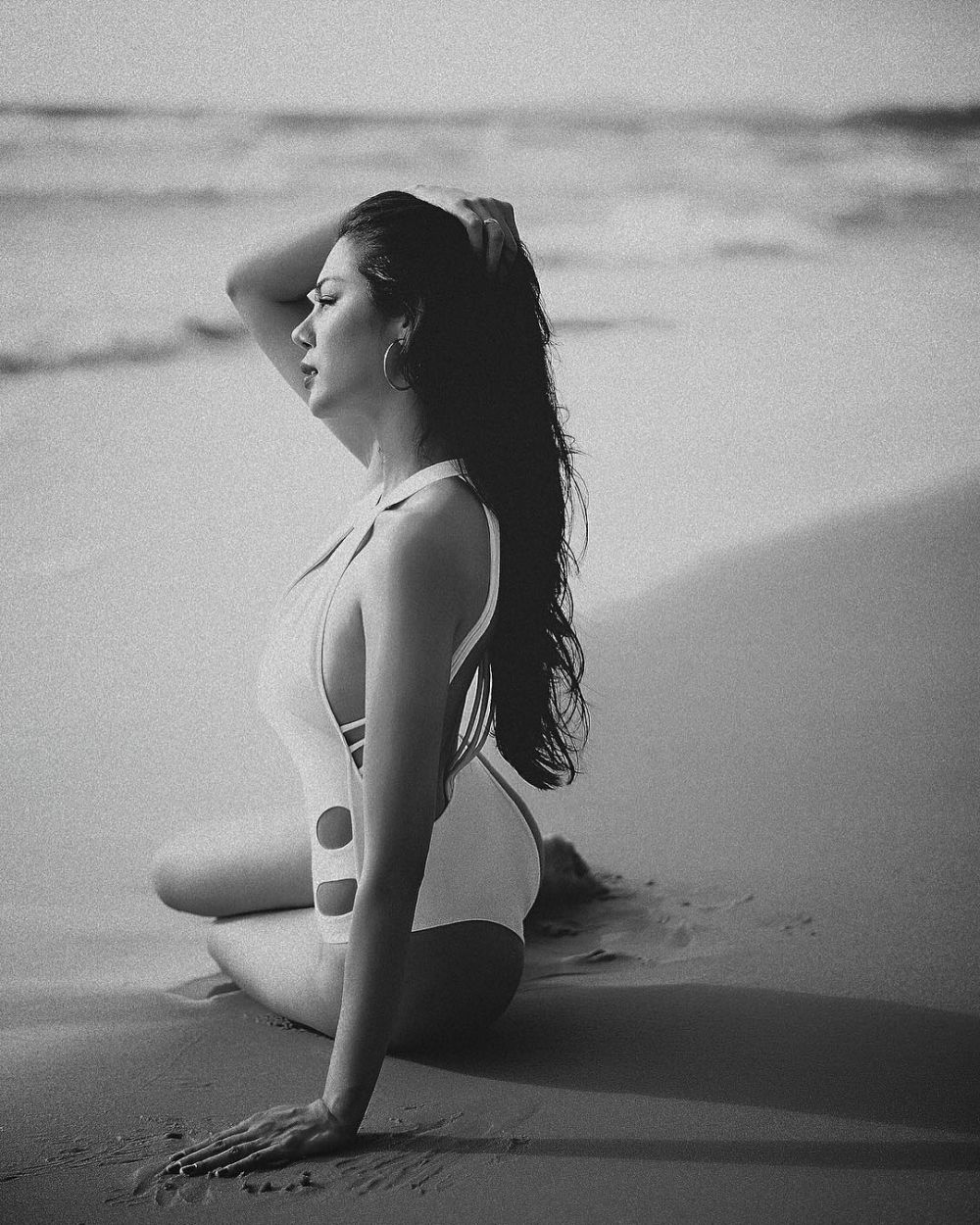 10 Pose Faye Malisorn pacar Ivan Gunawan di pantai, seksinya menawan