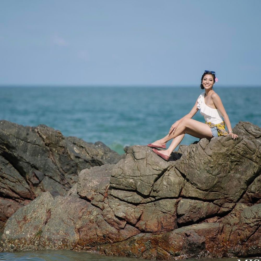 10 Pose Faye Malisorn pacar Ivan Gunawan di pantai, seksinya menawan