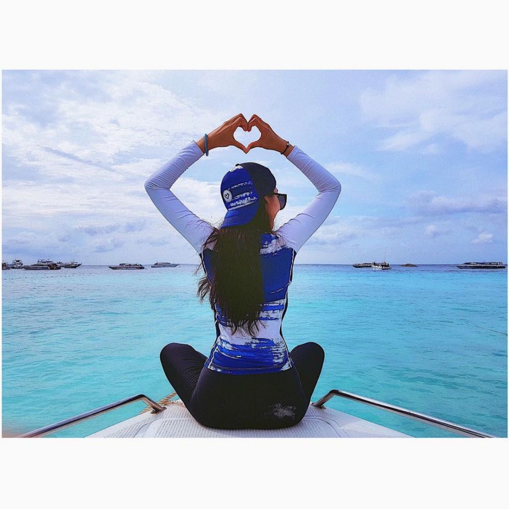 10 Pose Faye Malisorn pacar Ivan Gunawan di pantai, seksinya menawan