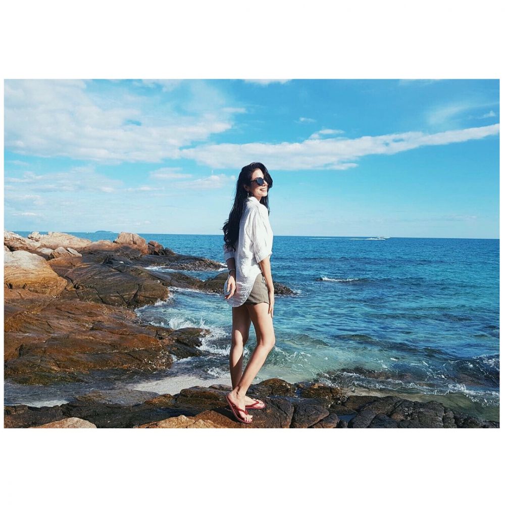 10 Pose Faye Malisorn pacar Ivan Gunawan di pantai, seksinya menawan