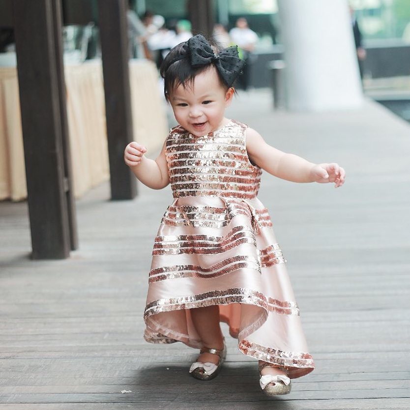 10 Potret cantik si kecil Nastusha saat pakai gaun, imut dan memesona