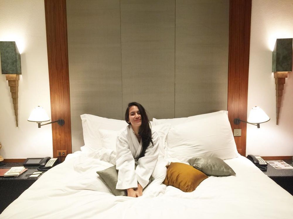 9 Potret cantik Pevita Pearce bergaya di ranjang, bikin gemas maksimal