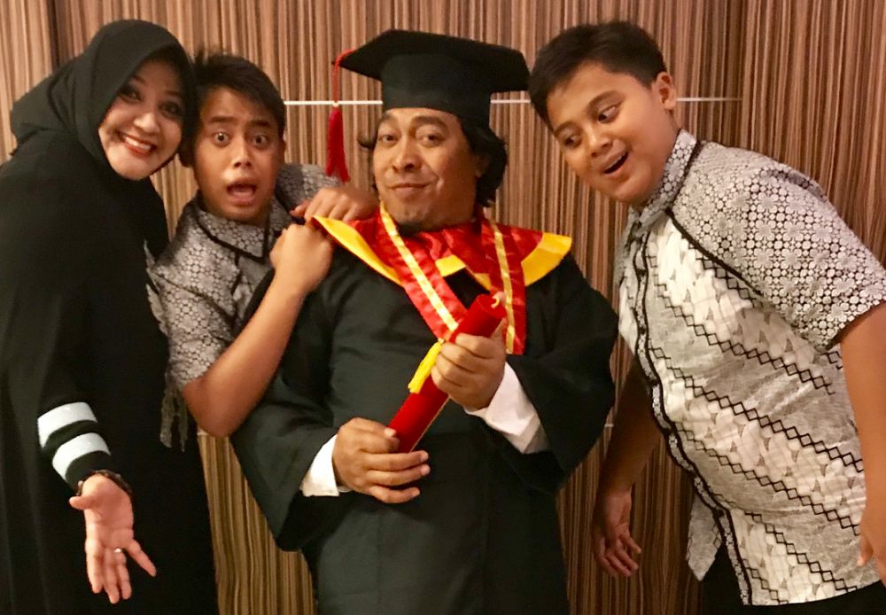 Sah jadi sarjana, ini 7 gaya kocak Komeng saat rayakan wisuda