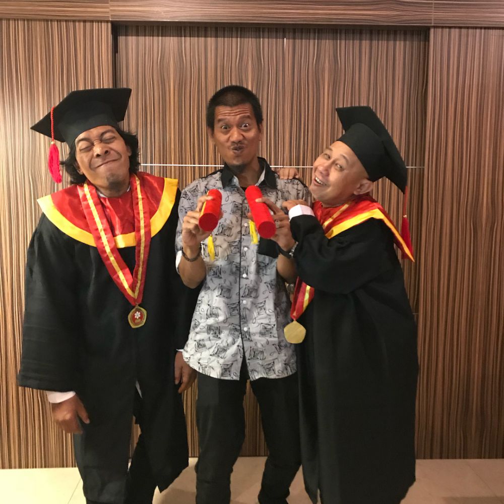 Sah jadi sarjana, ini 7 gaya kocak Komeng saat rayakan wisuda