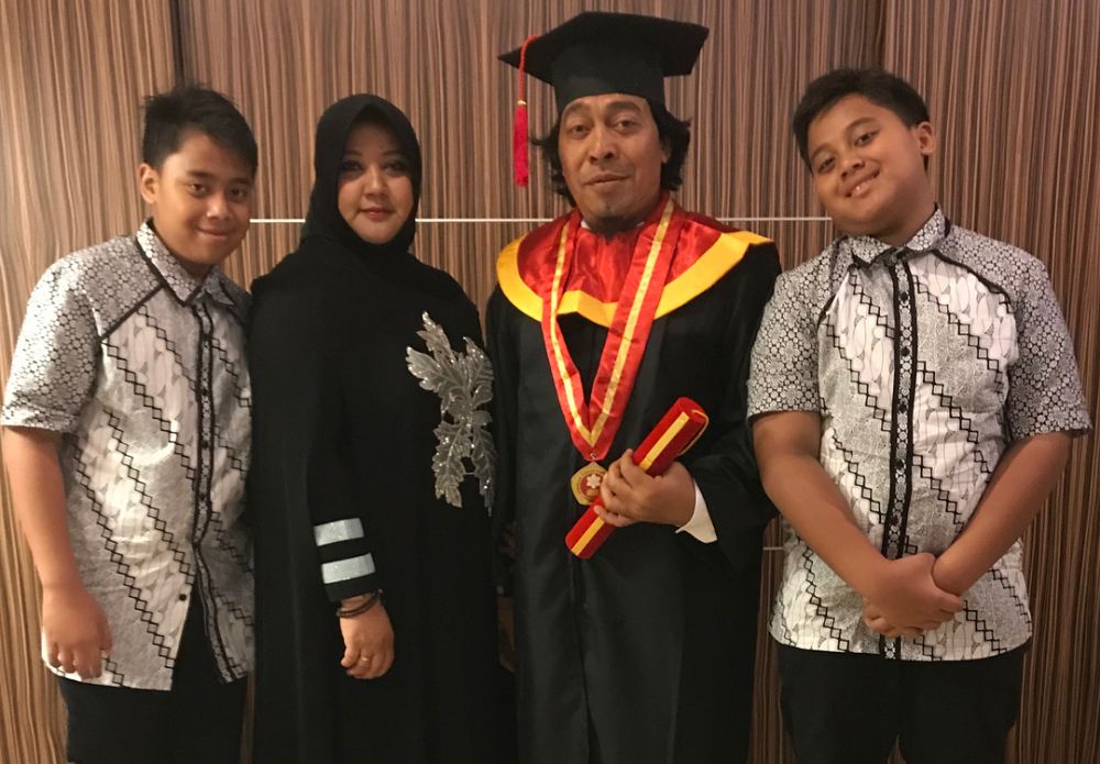 Sah jadi sarjana, ini 7 gaya kocak Komeng saat rayakan wisuda